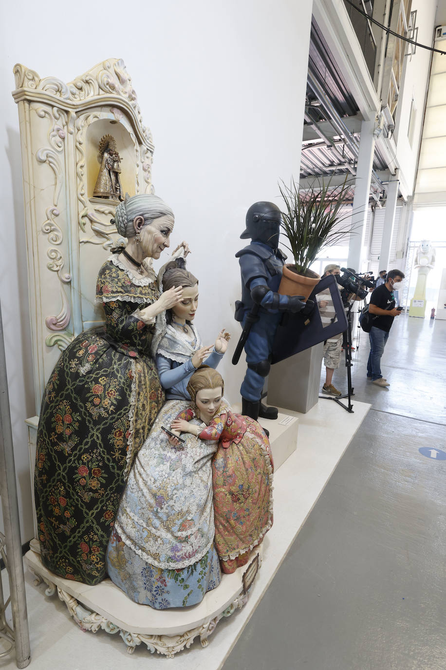 La Exposición del Ninot 2021 vuelve a Valencia un año y medio después, tras la suspensión de las Fallas de 2020 y el aplazamiento de las de 2021 a causa de la pandemia de coronavirus. Las creaciones de los artistas falleros se encuentran en La Base de La Marina de Valencia, donde se ubicará este año la muestra cultural, debido a que el Museu de les Ciències -su emplazamiento habitual- está habilitado como centro de vacunación.