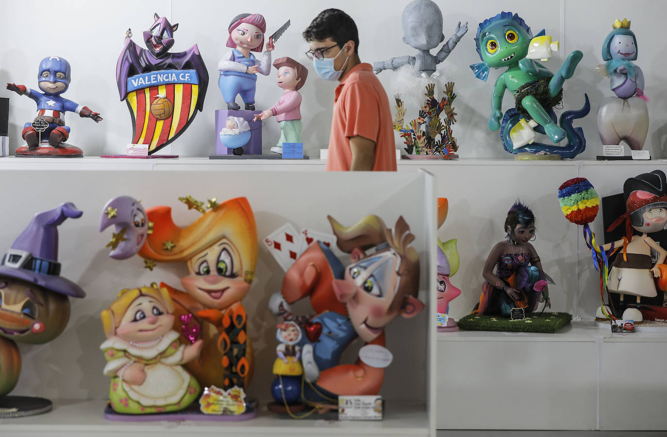 La Exposición del Ninot 2021 vuelve a Valencia un año y medio después, tras la suspensión de las Fallas de 2020 y el aplazamiento de las de 2021 a causa de la pandemia de coronavirus. Las creaciones de los artistas falleros se encuentran en La Base de La Marina de Valencia, donde se ubicará este año la muestra cultural, debido a que el Museu de les Ciències -su emplazamiento habitual- está habilitado como centro de vacunación.