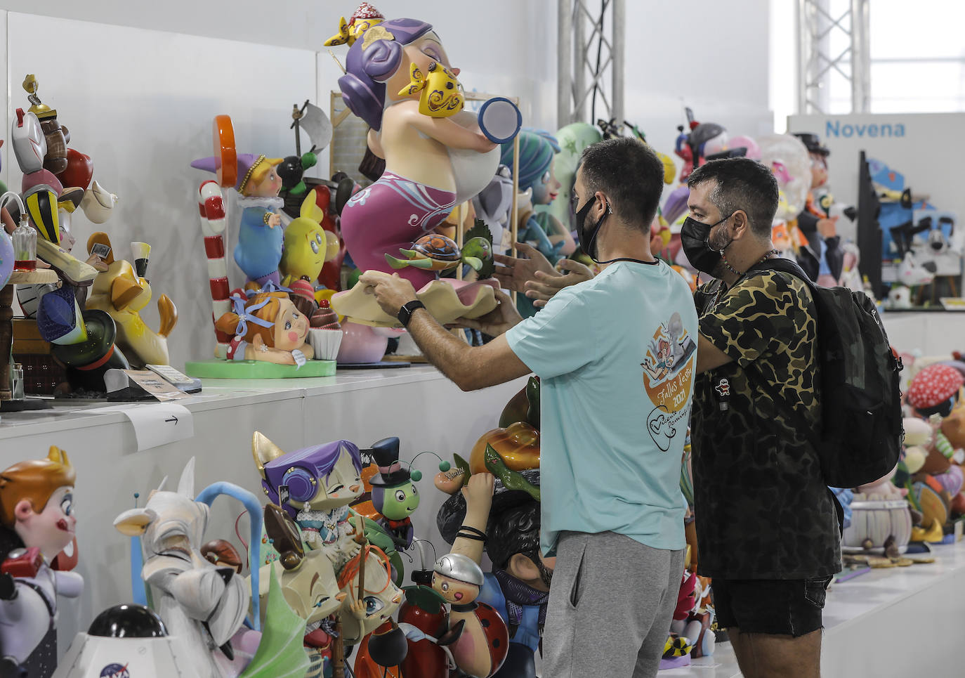 La Exposición del Ninot 2021 vuelve a Valencia un año y medio después, tras la suspensión de las Fallas de 2020 y el aplazamiento de las de 2021 a causa de la pandemia de coronavirus. Las creaciones de los artistas falleros se encuentran en La Base de La Marina de Valencia, donde se ubicará este año la muestra cultural, debido a que el Museu de les Ciències -su emplazamiento habitual- está habilitado como centro de vacunación.