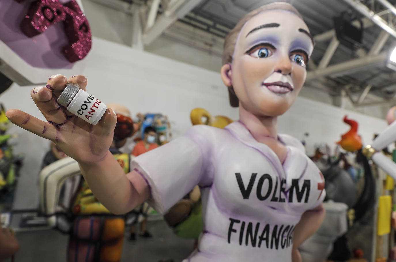 La Exposición del Ninot 2021 vuelve a Valencia un año y medio después, tras la suspensión de las Fallas de 2020 y el aplazamiento de las de 2021 a causa de la pandemia de coronavirus. Las creaciones de los artistas falleros se encuentran en La Base de La Marina de Valencia, donde se ubicará este año la muestra cultural, debido a que el Museu de les Ciències -su emplazamiento habitual- está habilitado como centro de vacunación.