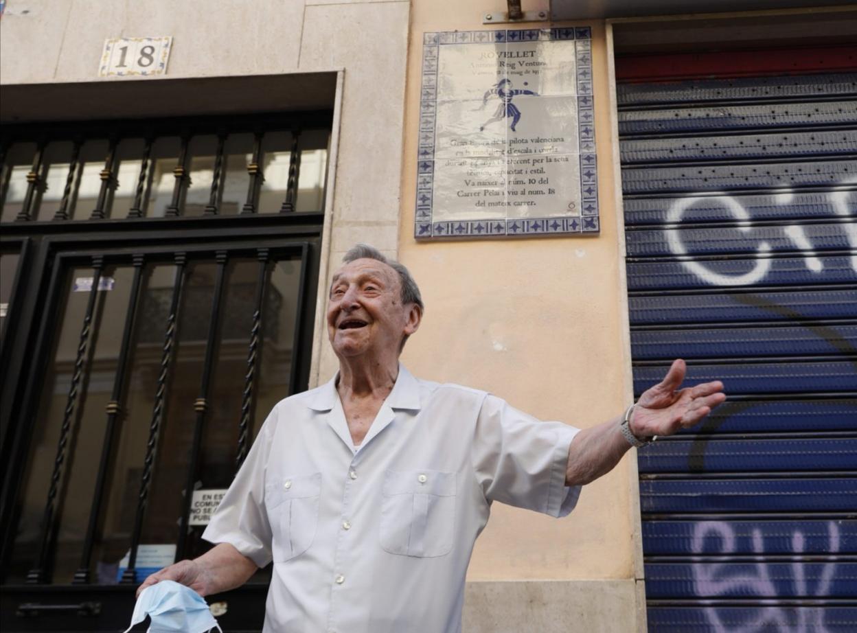 Rovellet bromea junto a la placa que descubrió en el homenaje de ayer. iván arlandis
