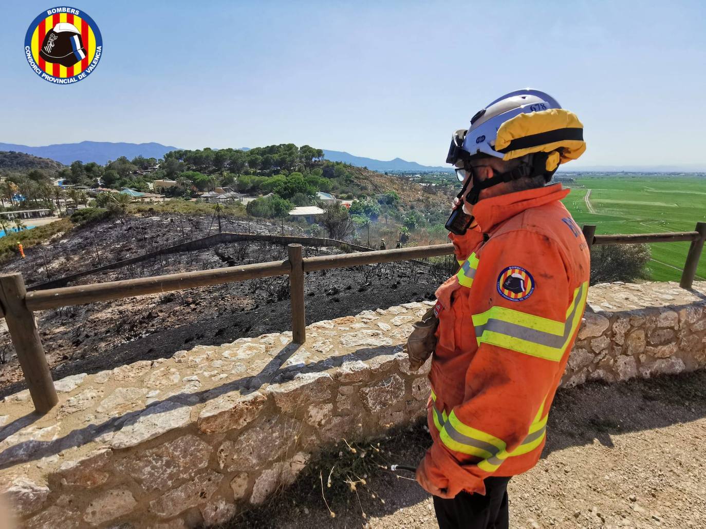 Un incendio en una zona de matorral ha obligado a desalojar este sábado 17 de julio a 1.400 personas del parque Aquópolis de Cullera. 