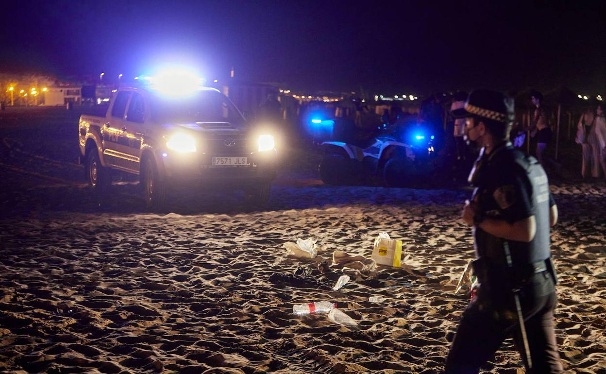 Los agentes disuelven grupos de jóvenes haciendo botellón en la playa. 