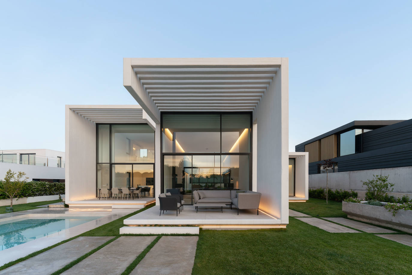 Hormigón blanco, aluminio y cristal, son los únicos elementos constructivos de la vivienda.