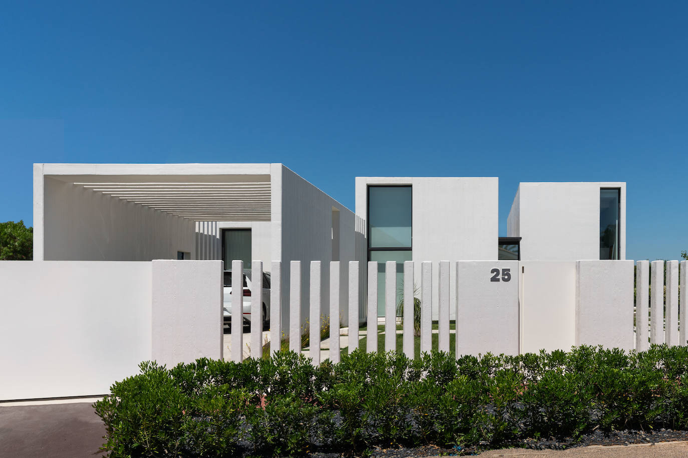 En el acceso a la vivienda se ha respetado el hormigón blanco como elemento constructivo.