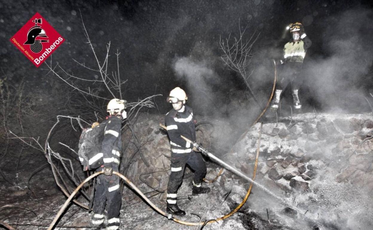 Los bomberos trabajaron anoche en las tareas de extinción. 