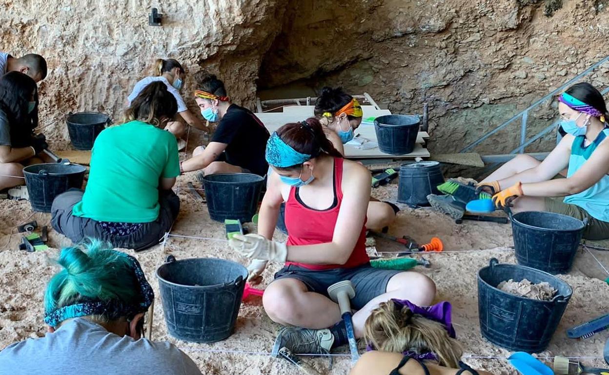 Excavaciones en la Cova de Bolomor de Tavernes. 