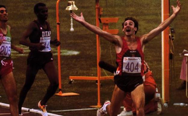 Fermín Cacho celebra su victoria en Barcelona'92.