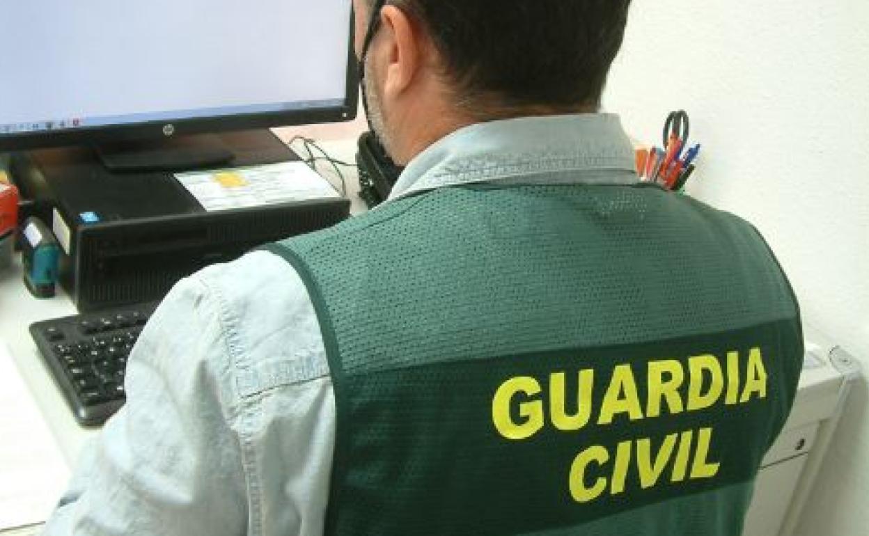 Un agente de la Guardia Civil durante una investigación. 