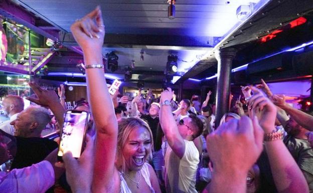 Gente sin mascarilla en el interior de un bar en Leeds, Inglaterra, este lunes.