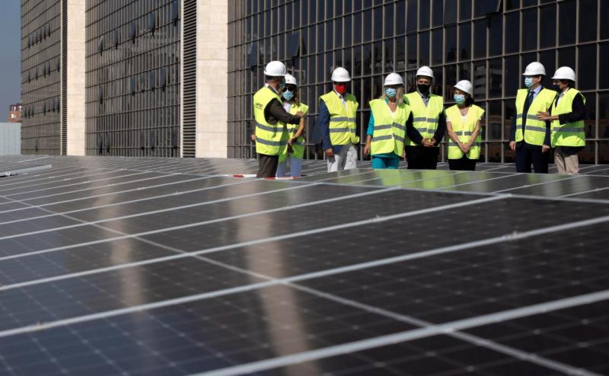 El presidente Ximo Puig visita la instalación de placas solares de la Ciudad de la Justicia de Valencia.