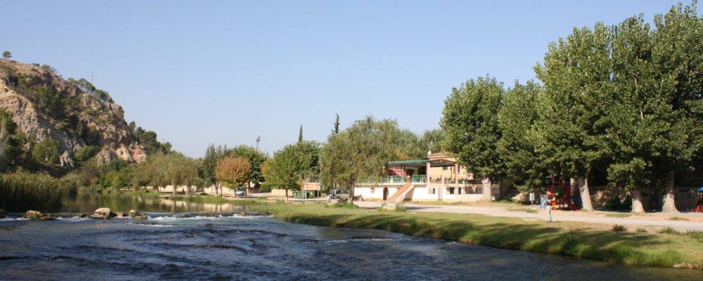 El coto de Bugarra-Pedralba es gestionado desde 1985 por el club de pescadores deportivos de Bugarra, quienes se aseguran que los sitios para pescar estén libres de matojos. Su fácil acceso lo hace muy adecuado para ancianos y niños.