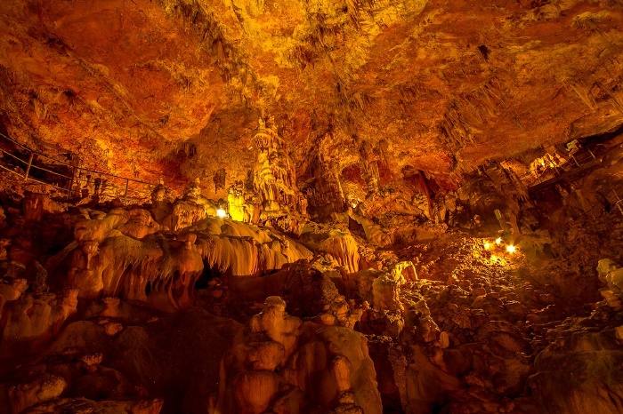 Interior de la Cueva del Rull, una cavidad visitable solo con guía.