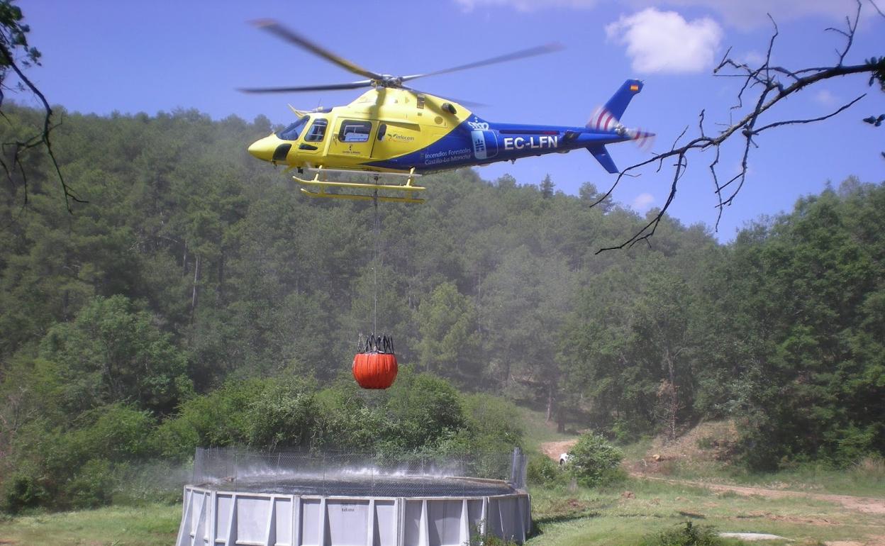 Un helicptero reposta para continuar luchando contra un incendio. 