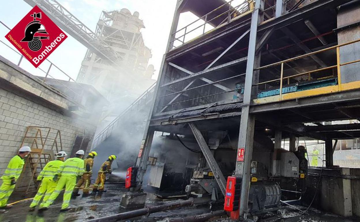 Los bomberos han conseguido extinguir el incendio sobre las 8.40 horas de este martes. 