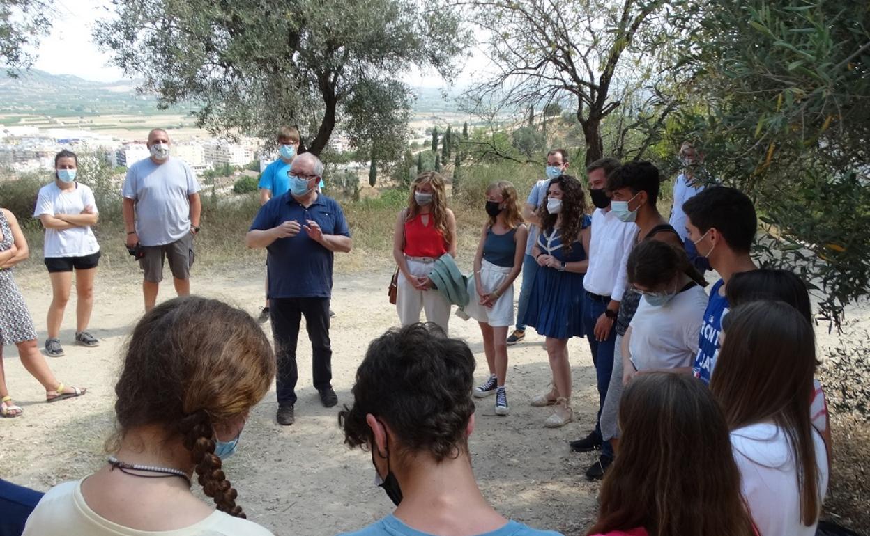 Mª Teresa Pérez, en el centro,  conoce el trabajo de los jóvenes voluntarios del campo de trabajo de Xàtiva. 