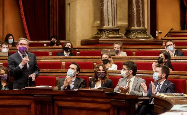 El conseller de Economía Jaume Giró (i), durante la sesión de control de hoy en Parlament