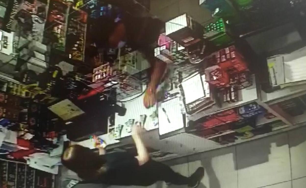 Uno de los detenidos trata de estafar a una dependienta con un cambio de billetes. 