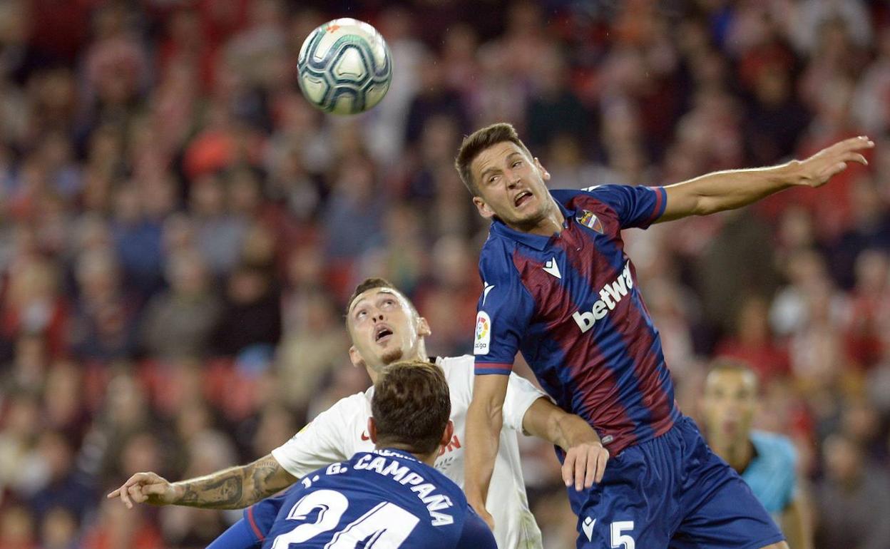 Nemanja Radoja pugna con Lucas Ocampos durante un partido de la pasada temporada.