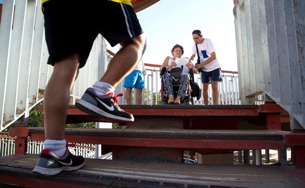 Un corredor aprovecha unas escaleras para realizar ejercicios en un escalón. 