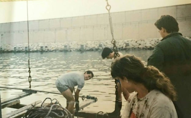 Cristina Vañó trabajando con su familia en la batea a finales de los 80. 