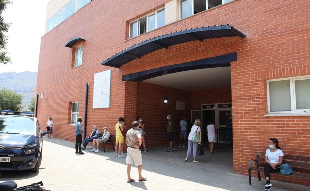 Pacientes esperan su turno a las puertas de un centro de salud valenciano.