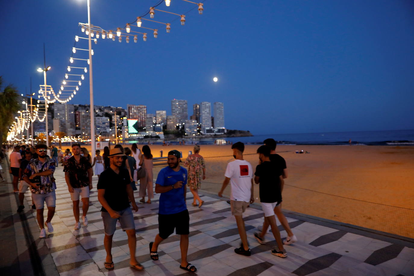 Finales de julio y mucho calor en Benidorm. Menos turistas de lo normal por culpa del Covid. Predominan los visitantes nacionales y algunos británicos se dejan ver por los lugares de ocio habituales. A partir del lunes, toque de queda, como en otros 76 municipios de la Comunitat Valenciana. 