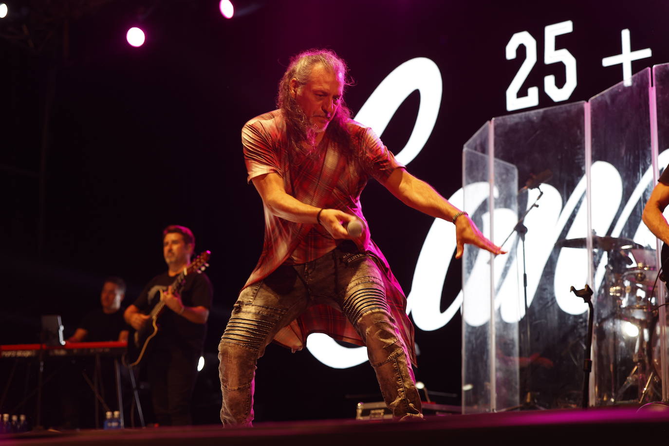 Camela ha hecho bailar al público congregado en los conciertos de Viveros de Valencia, que este fin de semana celebra la recta final de la cita musical. El dúo formado por Dioni y Ángeles está celebrando con esta gira sus 25 años de carrera. Ante unos seguidores entregados han repasado este viernes algunos de los grandes éxitos que les han hecho triunfar todo este tiempo. 