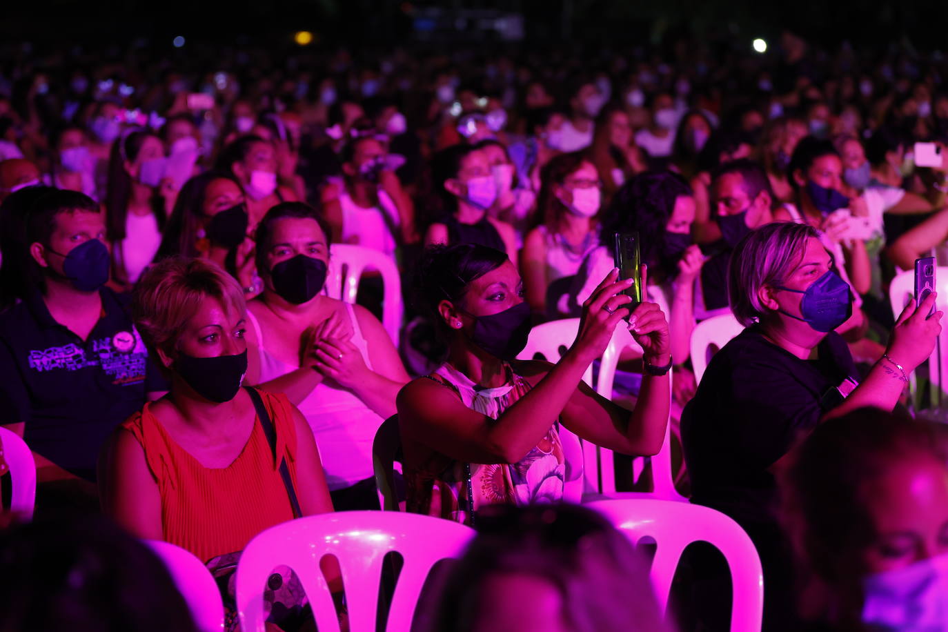 Camela ha hecho bailar al público congregado en los conciertos de Viveros de Valencia, que este fin de semana celebra la recta final de la cita musical. El dúo formado por Dioni y Ángeles está celebrando con esta gira sus 25 años de carrera. Ante unos seguidores entregados han repasado este viernes algunos de los grandes éxitos que les han hecho triunfar todo este tiempo. 