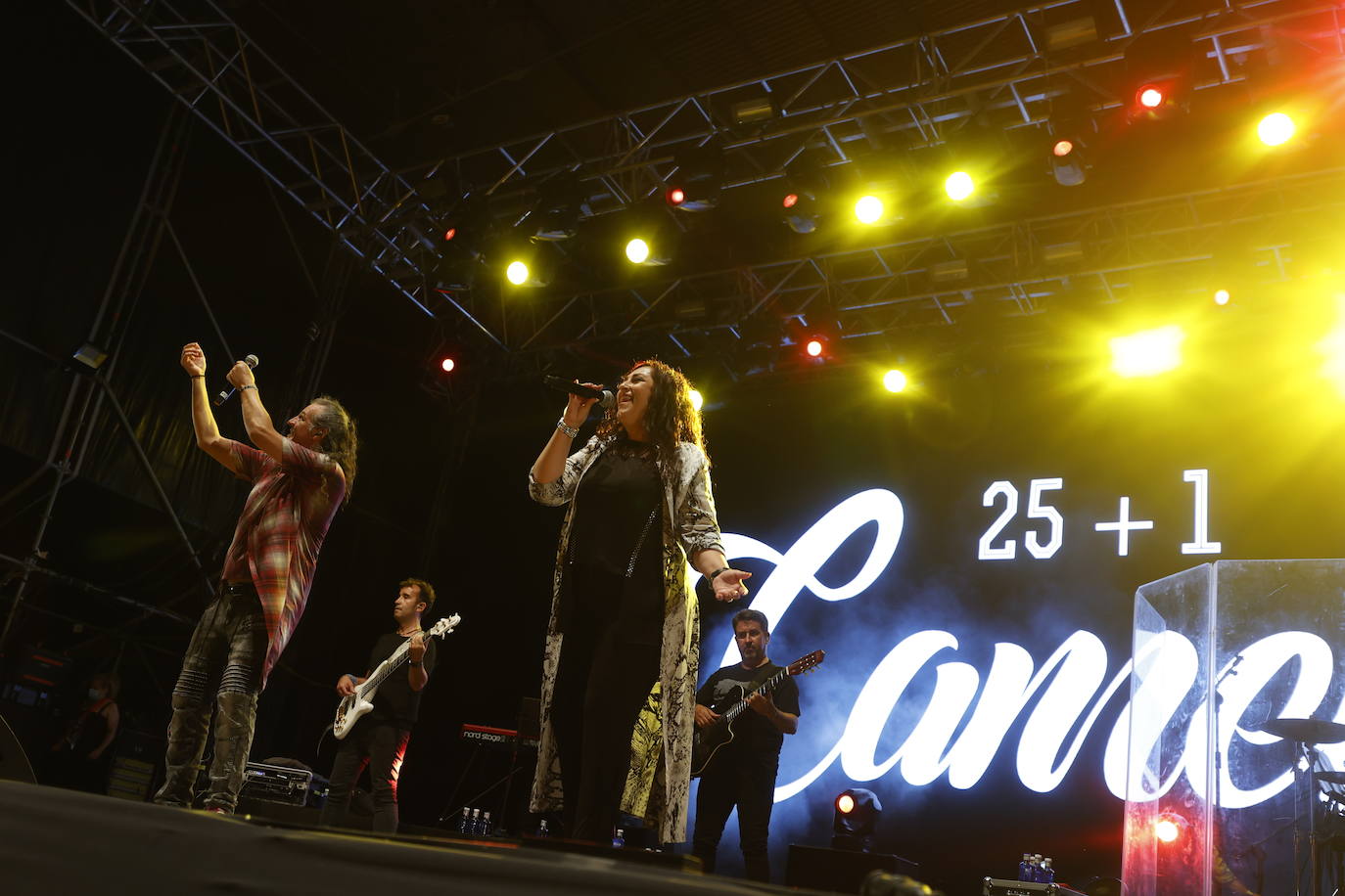 Camela ha hecho bailar al público congregado en los conciertos de Viveros de Valencia, que este fin de semana celebra la recta final de la cita musical. El dúo formado por Dioni y Ángeles está celebrando con esta gira sus 25 años de carrera. Ante unos seguidores entregados han repasado este viernes algunos de los grandes éxitos que les han hecho triunfar todo este tiempo. 