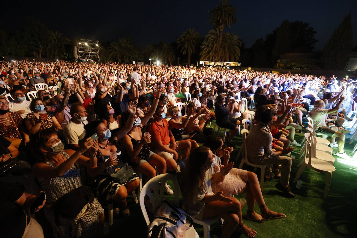 Camela ha hecho bailar al público congregado en los conciertos de Viveros de Valencia, que este fin de semana celebra la recta final de la cita musical. El dúo formado por Dioni y Ángeles está celebrando con esta gira sus 25 años de carrera. Ante unos seguidores entregados han repasado este viernes algunos de los grandes éxitos que les han hecho triunfar todo este tiempo. 