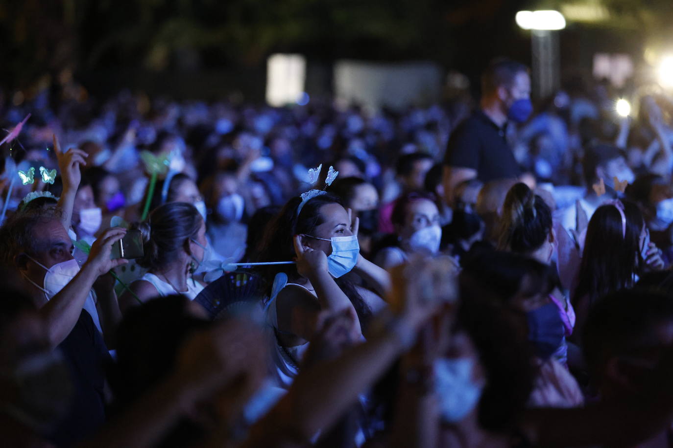 Camela ha hecho bailar al público congregado en los conciertos de Viveros de Valencia, que este fin de semana celebra la recta final de la cita musical. El dúo formado por Dioni y Ángeles está celebrando con esta gira sus 25 años de carrera. Ante unos seguidores entregados han repasado este viernes algunos de los grandes éxitos que les han hecho triunfar todo este tiempo. 