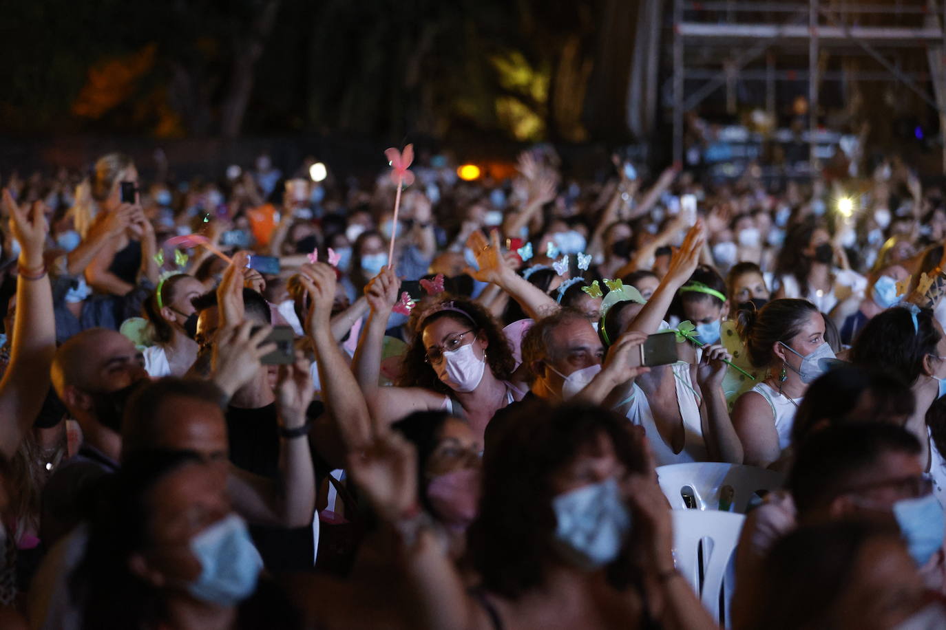 Camela ha hecho bailar al público congregado en los conciertos de Viveros de Valencia, que este fin de semana celebra la recta final de la cita musical. El dúo formado por Dioni y Ángeles está celebrando con esta gira sus 25 años de carrera. Ante unos seguidores entregados han repasado este viernes algunos de los grandes éxitos que les han hecho triunfar todo este tiempo. 