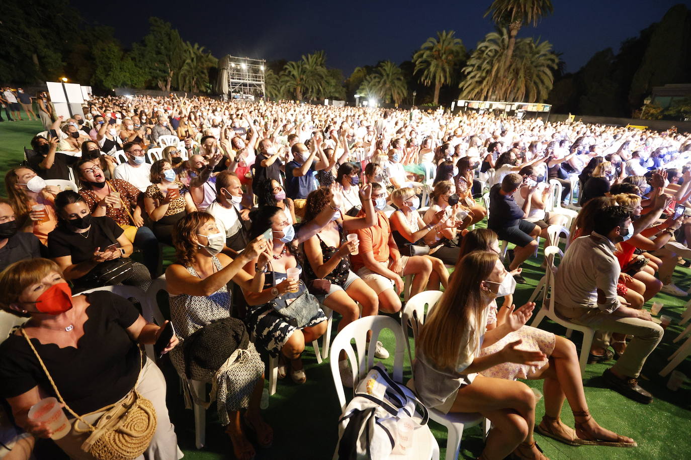 Camela ha hecho bailar al público congregado en los conciertos de Viveros de Valencia, que este fin de semana celebra la recta final de la cita musical. El dúo formado por Dioni y Ángeles está celebrando con esta gira sus 25 años de carrera. Ante unos seguidores entregados han repasado este viernes algunos de los grandes éxitos que les han hecho triunfar todo este tiempo. 