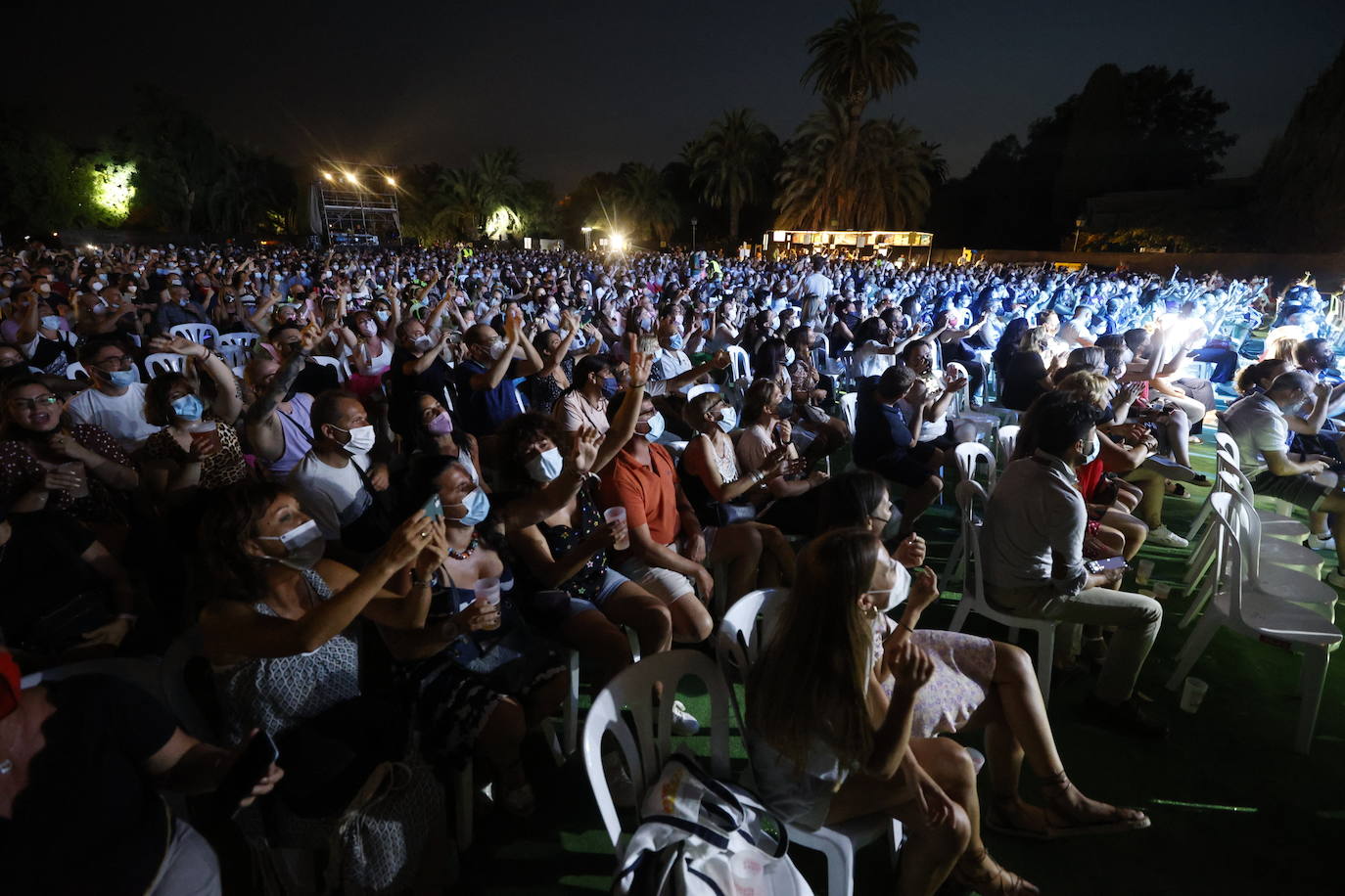 Camela ha hecho bailar al público congregado en los conciertos de Viveros de Valencia, que este fin de semana celebra la recta final de la cita musical. El dúo formado por Dioni y Ángeles está celebrando con esta gira sus 25 años de carrera. Ante unos seguidores entregados han repasado este viernes algunos de los grandes éxitos que les han hecho triunfar todo este tiempo. 