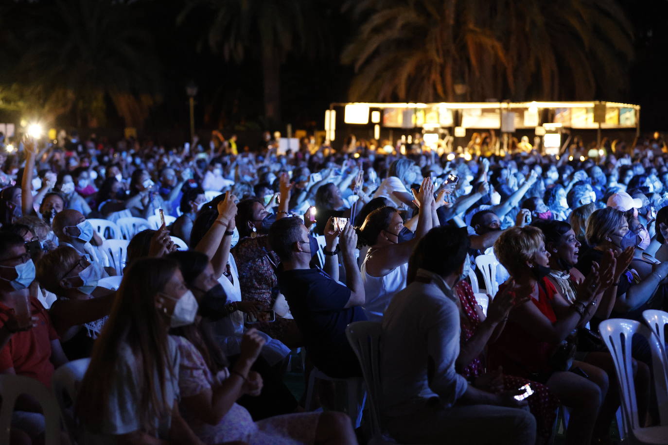 Camela ha hecho bailar al público congregado en los conciertos de Viveros de Valencia, que este fin de semana celebra la recta final de la cita musical. El dúo formado por Dioni y Ángeles está celebrando con esta gira sus 25 años de carrera. Ante unos seguidores entregados han repasado este viernes algunos de los grandes éxitos que les han hecho triunfar todo este tiempo. 