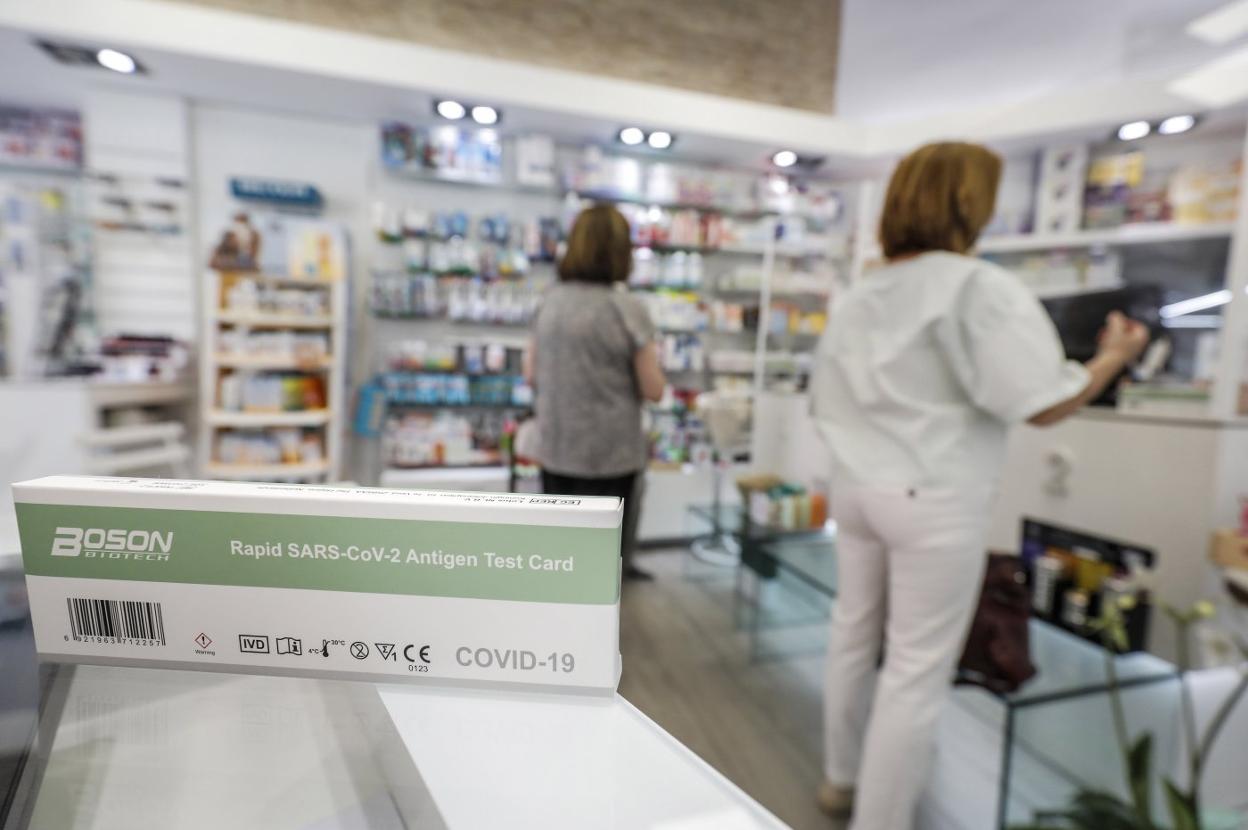 Una farmacia con test de antígenosa la venta. ep
