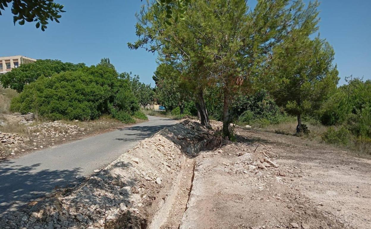 Uno de las zanjas para evitar el acceso de vehículos a un camino. 