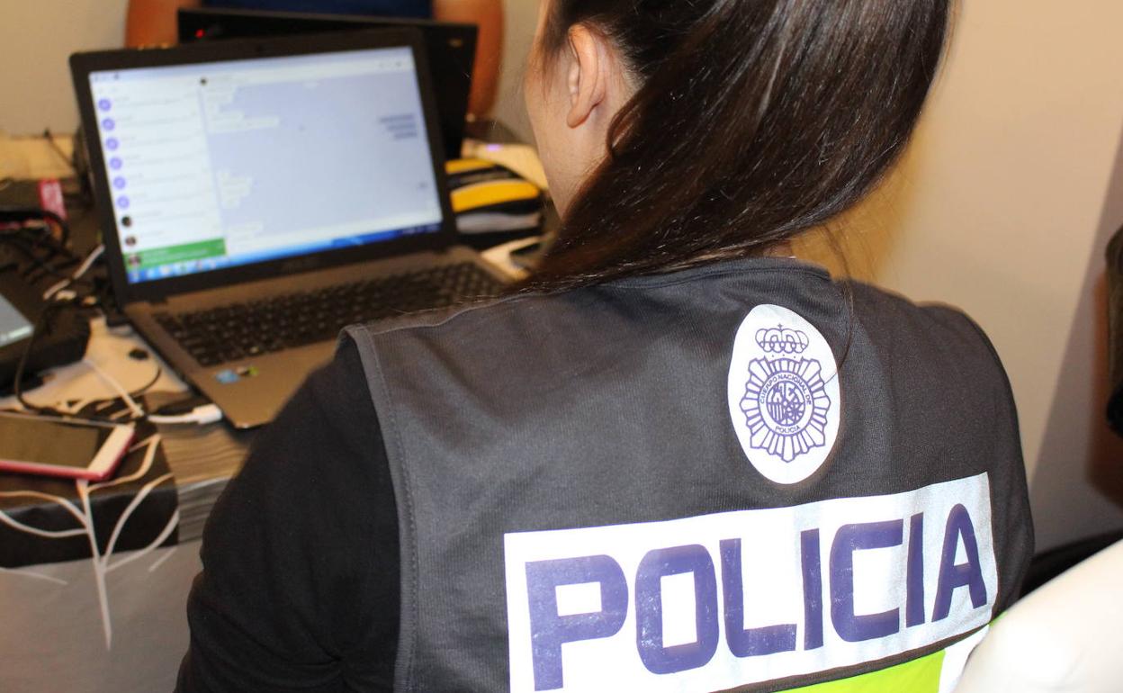 La policía durante la investigación 