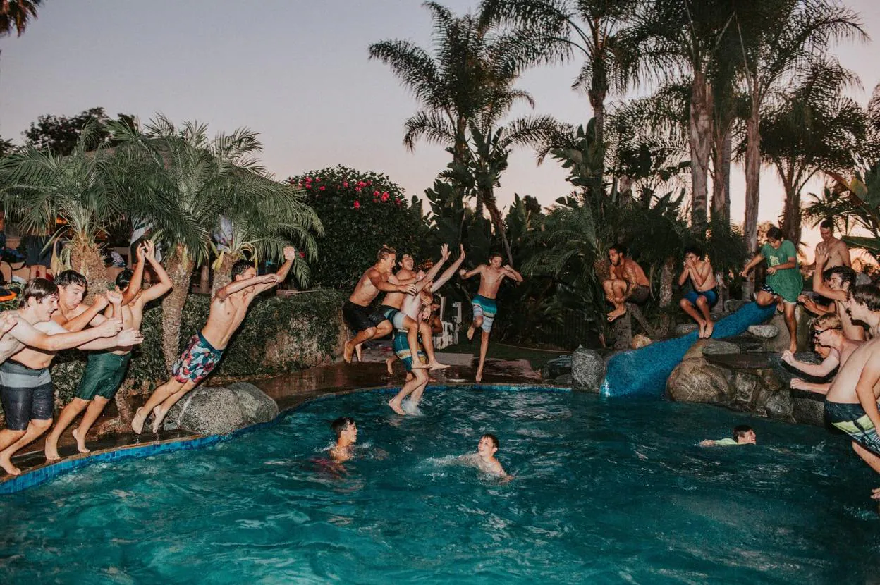 Jóvenes en una fiesta con piscina. Jed Villejo