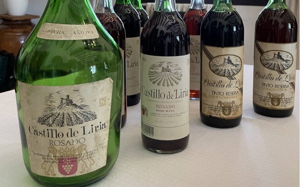 Las primeras botellas y etiquetas de Castillo de Liria, creado en 1971. 