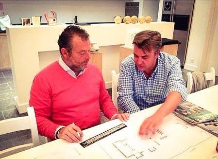 Antonio Altarriba y Johan Driessen en Bélgica, mientras diseñaban la vivienda.