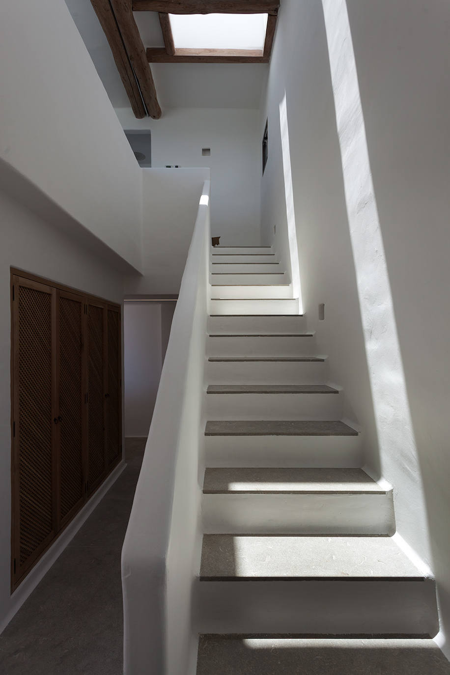 Escalera de acceso a la habitación principal.