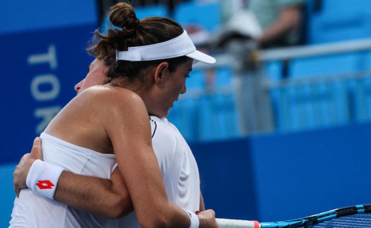 Carla Suárez y Garbiñe Muguruza se abrazan tras su victoria frente a Alison van Uytvanck y Elise Mertens. 