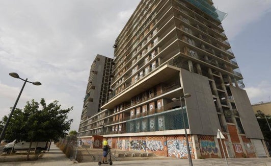 Elementos de protección, en el edificio pendiente de terminar. 