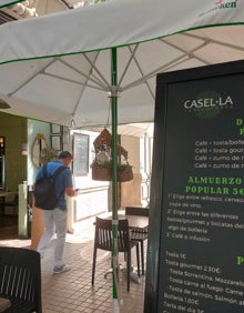 Imagen secundaria 2 - Arriba, personas almorzando en la terraza del restaurante Casel·la. Abajo a la izquierda, la terraza del restaurante. Abajo a la derecha, el menú de desayunos y almuerzos del Casel·la. 