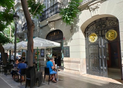 Imagen secundaria 1 - Arriba, personas almorzando en la terraza del restaurante Casel·la. Abajo a la izquierda, la terraza del restaurante. Abajo a la derecha, el menú de desayunos y almuerzos del Casel·la. 