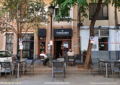 Imagen secundaria 1 - Arriba, terraza del restaurante Che Baires. Abajo a la izquierda, fachada del restaurante. Abajo a la derecha, detalle de las macetas en la terraza del Che Baires. 