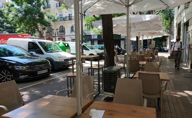 Imagen principal - Arriba, terraza de la taberna andaluza El Albero. Abajo a la izquierda, fachada de la taberna. Abajo a la derecha, el altar dedicado a la Virgen de Rocío. 