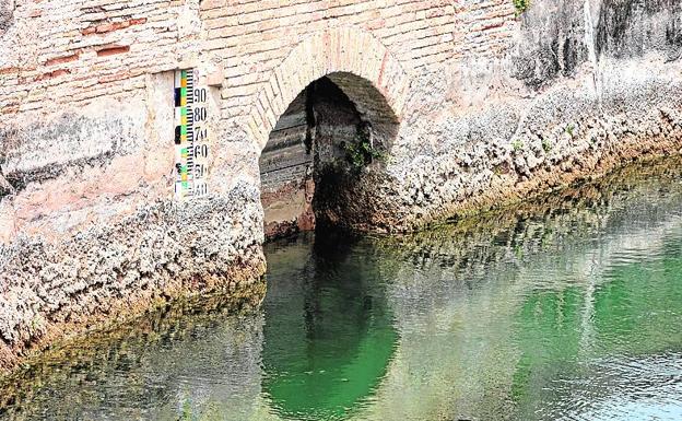 Conducción de la Acequia Real.